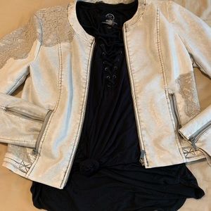 Maurice’s laced up tee